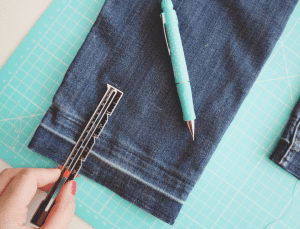 prendere le misure per accorciare i jeans