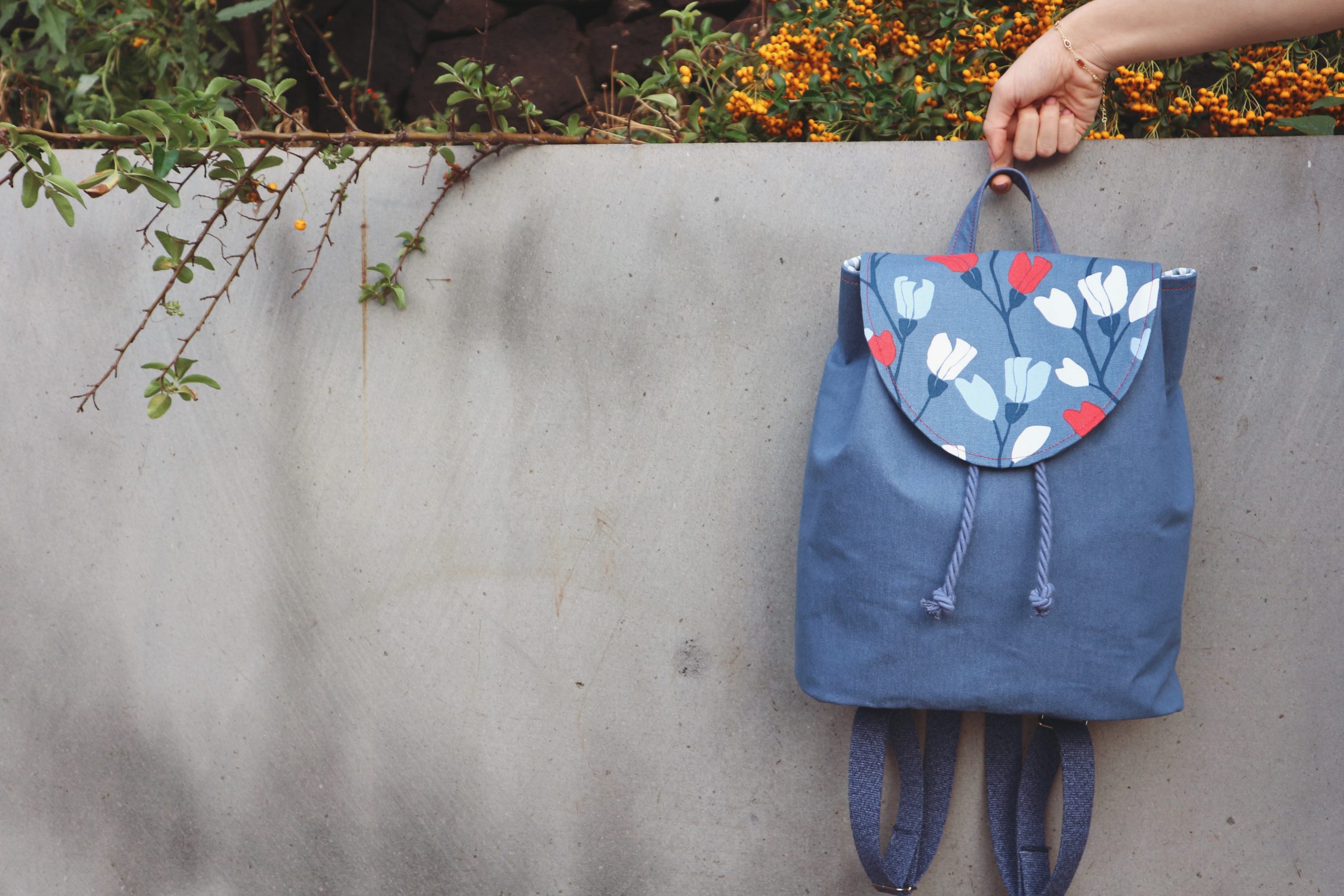 Zaino in denim blu e fiori corso online cucito
