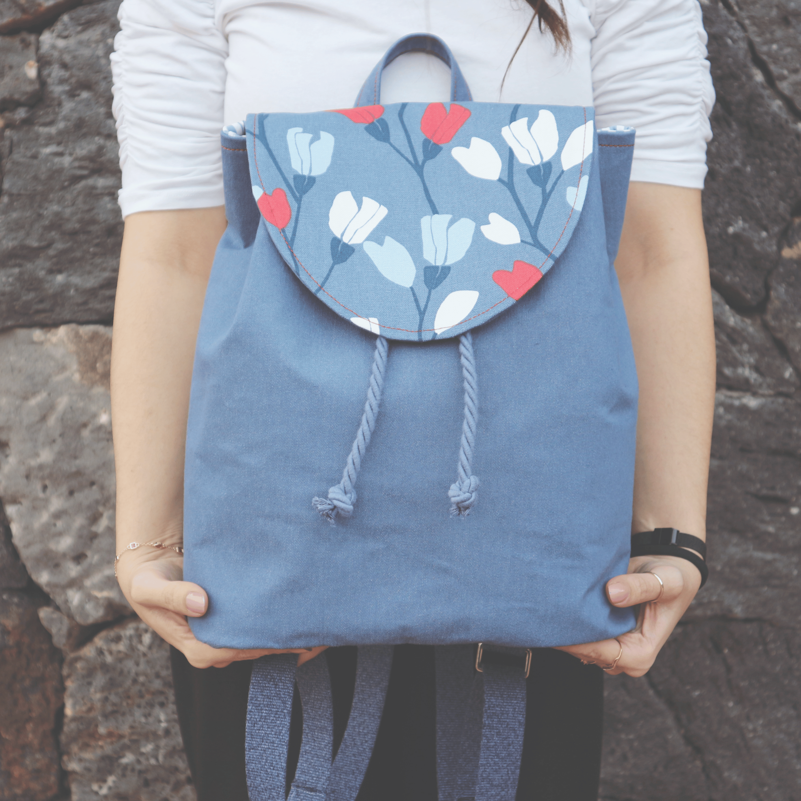 zaino blu con tutorial e fiori