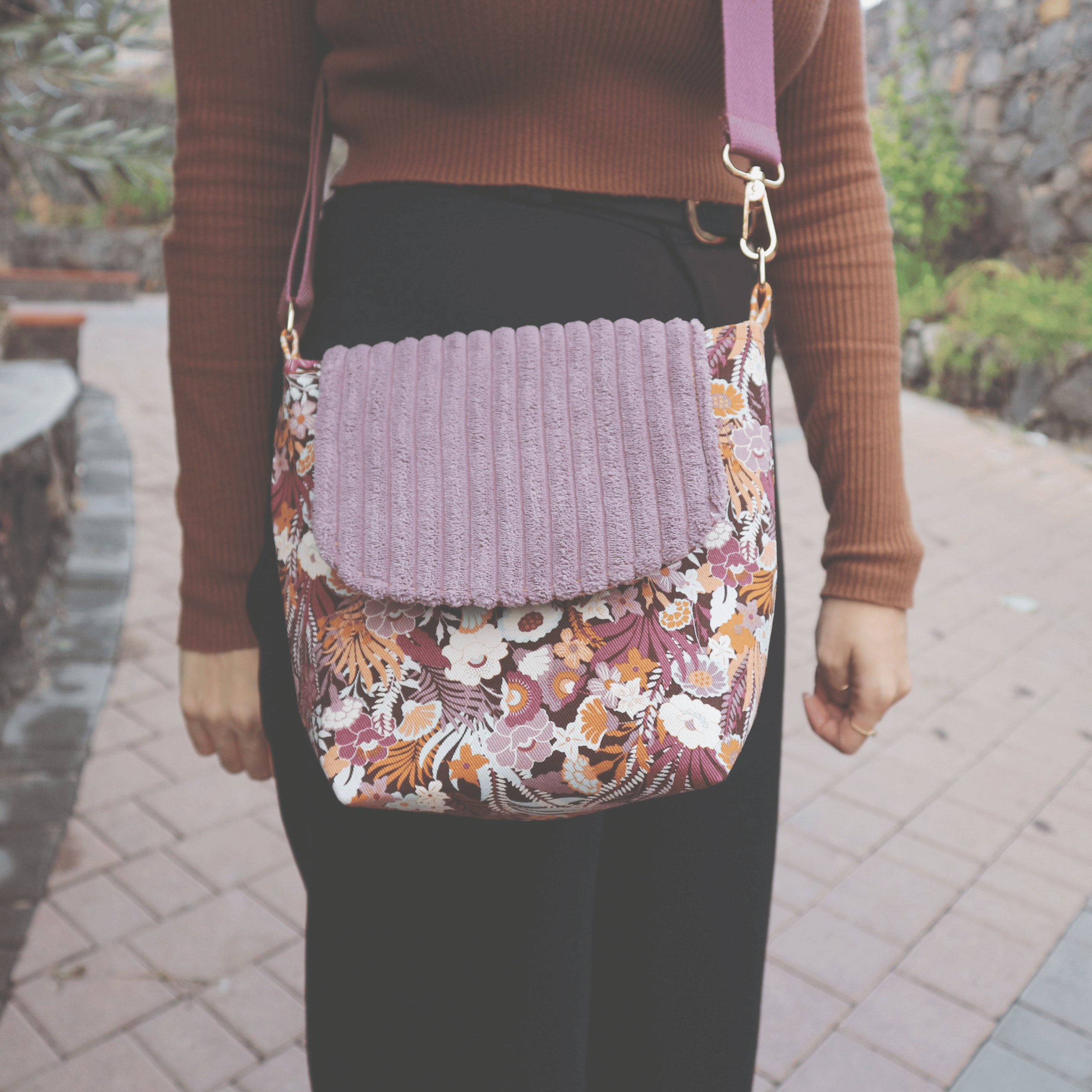 borsa a tracolla viola con fiori