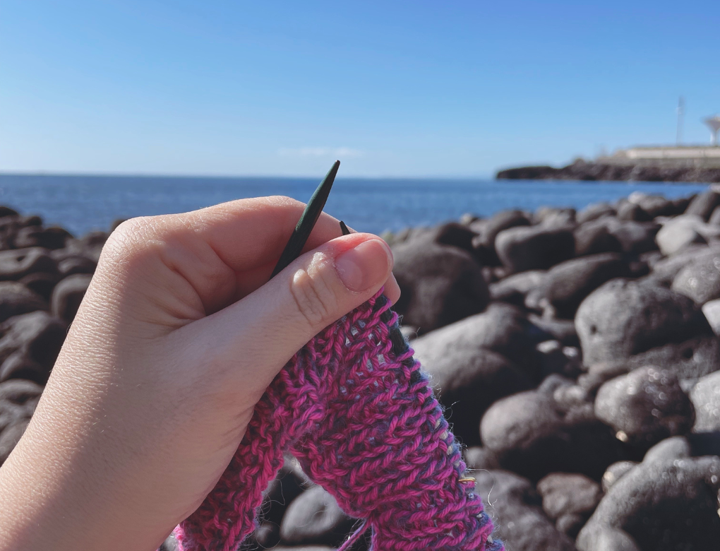 lavorare a maglia in spiaggia